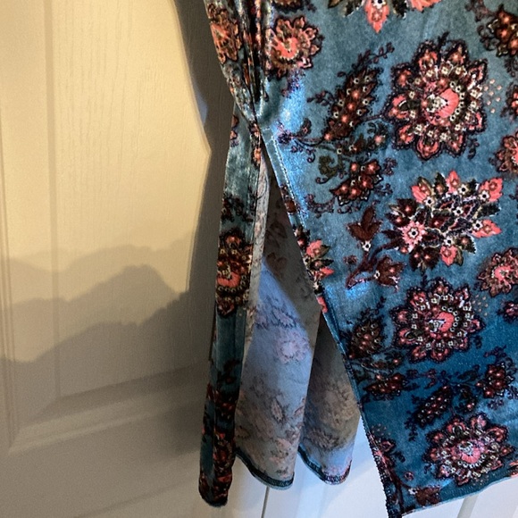 EUC Gilmour velvet floral one size open front short sleeve cardigan/kimono. - Picture 4 of 6